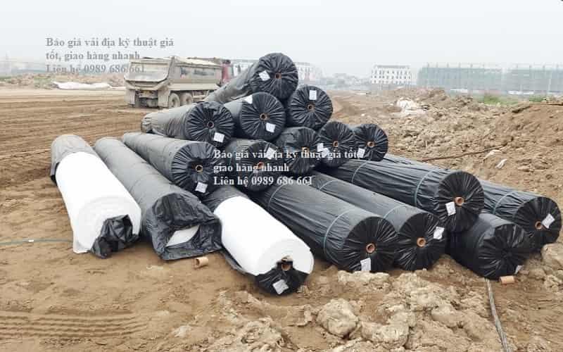 Công nhân thi công sử dụng vải địa kỹ thuật TS80 để gia cố nền móng công trình